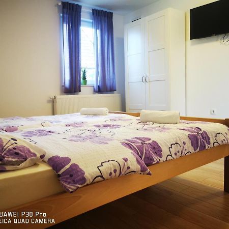 Vila Julija - Apartment & Rooms Otocac Ngoại thất bức ảnh