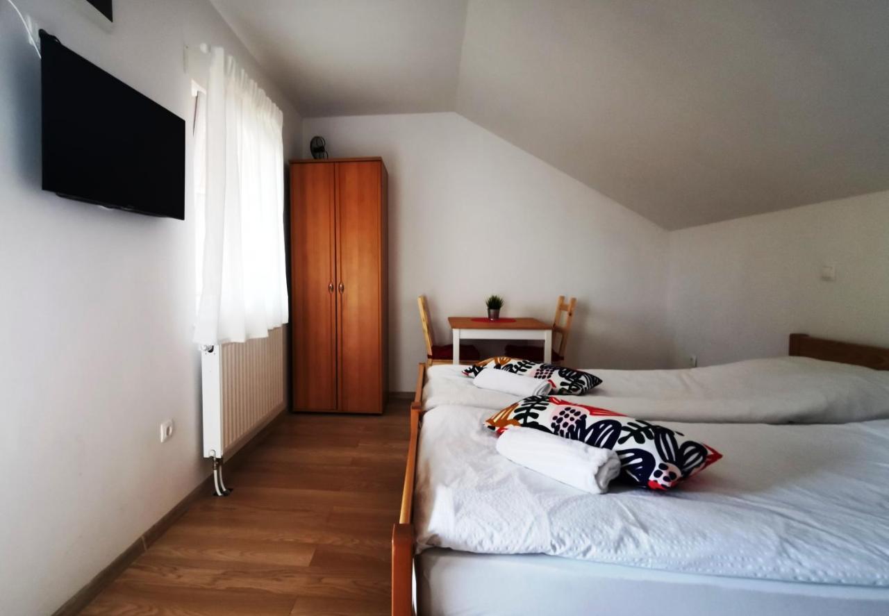 Vila Julija - Apartment & Rooms Otocac Ngoại thất bức ảnh