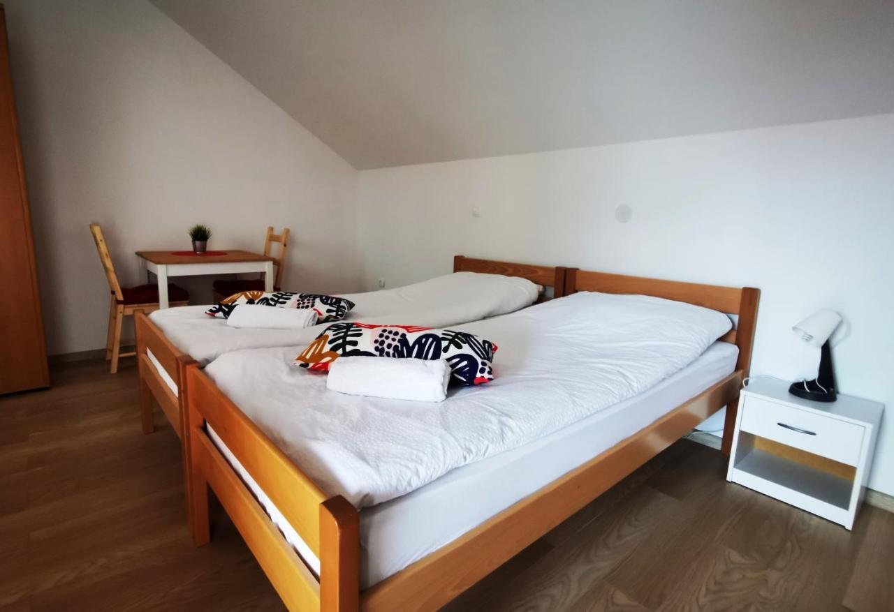 Vila Julija - Apartment & Rooms Otocac Ngoại thất bức ảnh
