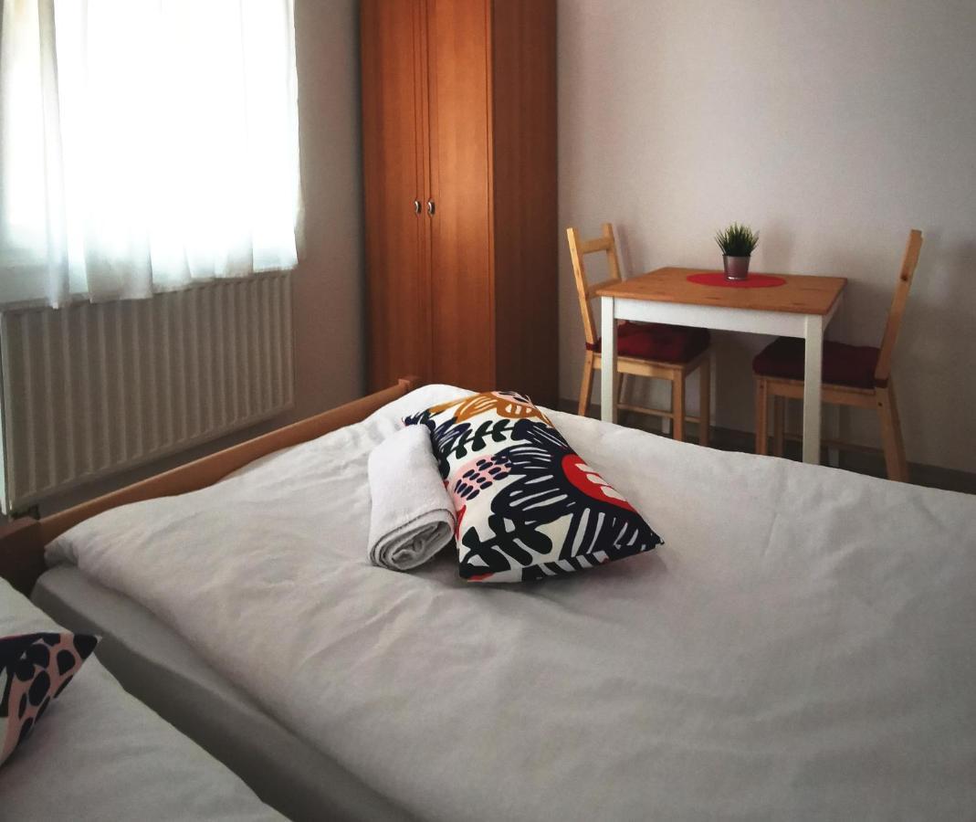 Vila Julija - Apartment & Rooms Otocac Ngoại thất bức ảnh