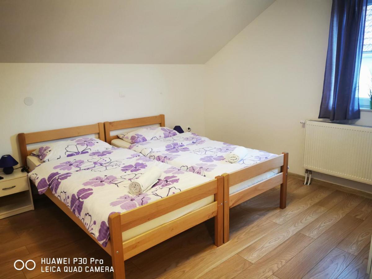 Vila Julija - Apartment & Rooms Otocac Ngoại thất bức ảnh