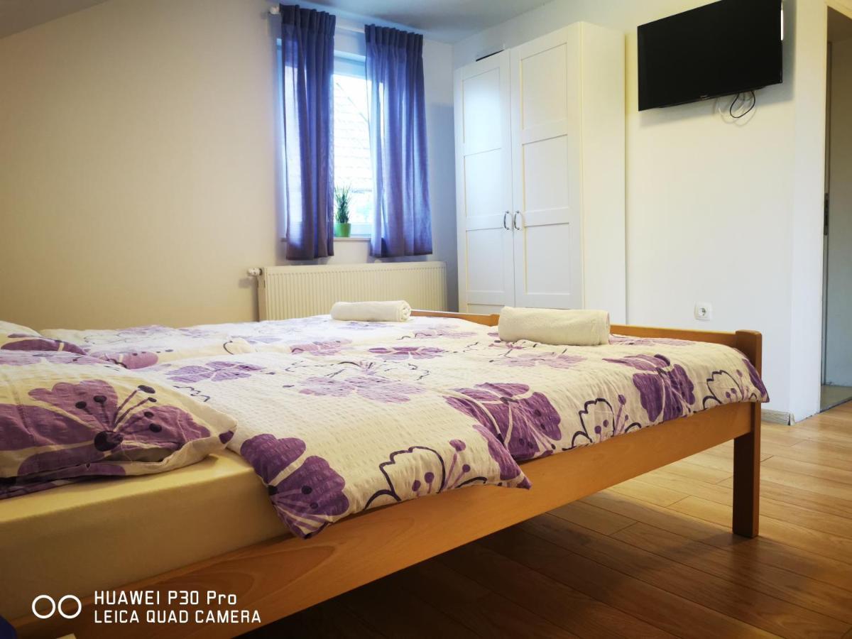 Vila Julija - Apartment & Rooms Otocac Ngoại thất bức ảnh