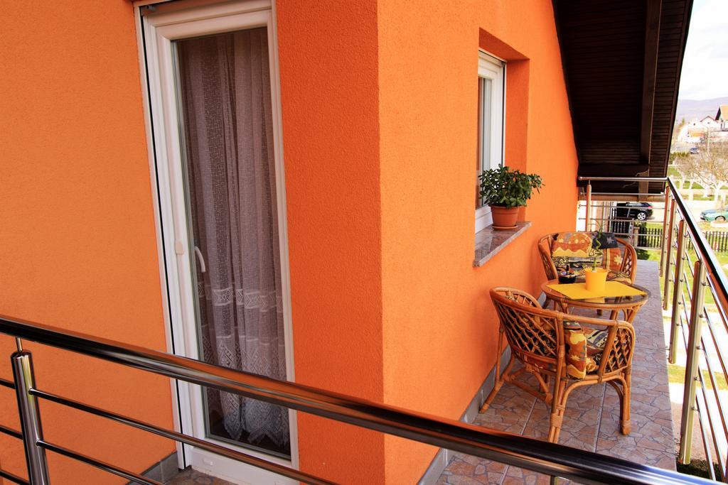 Vila Julija - Apartment & Rooms Otocac Phòng bức ảnh