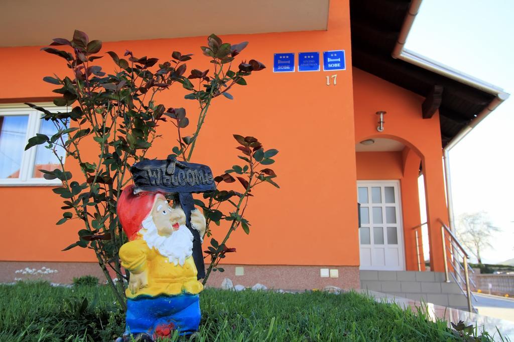 Vila Julija - Apartment & Rooms Otocac Ngoại thất bức ảnh