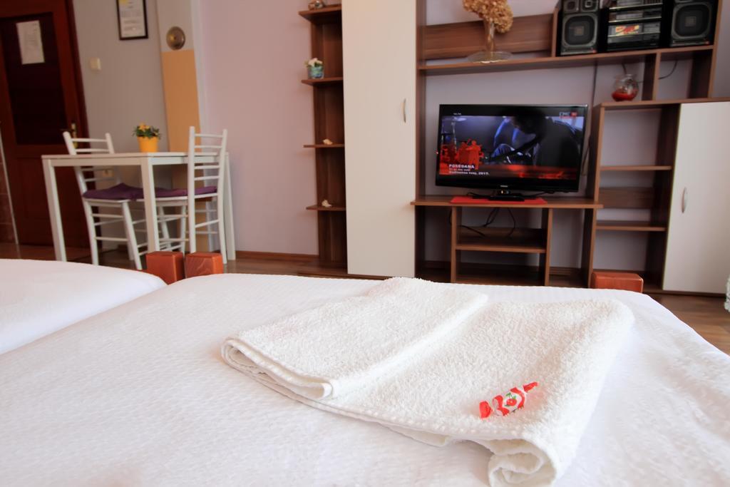 Vila Julija - Apartment & Rooms Otocac Ngoại thất bức ảnh