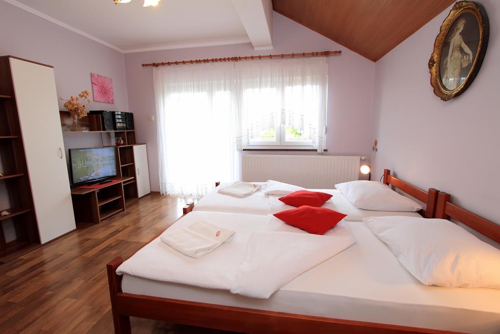 Vila Julija - Apartment & Rooms Otocac Ngoại thất bức ảnh