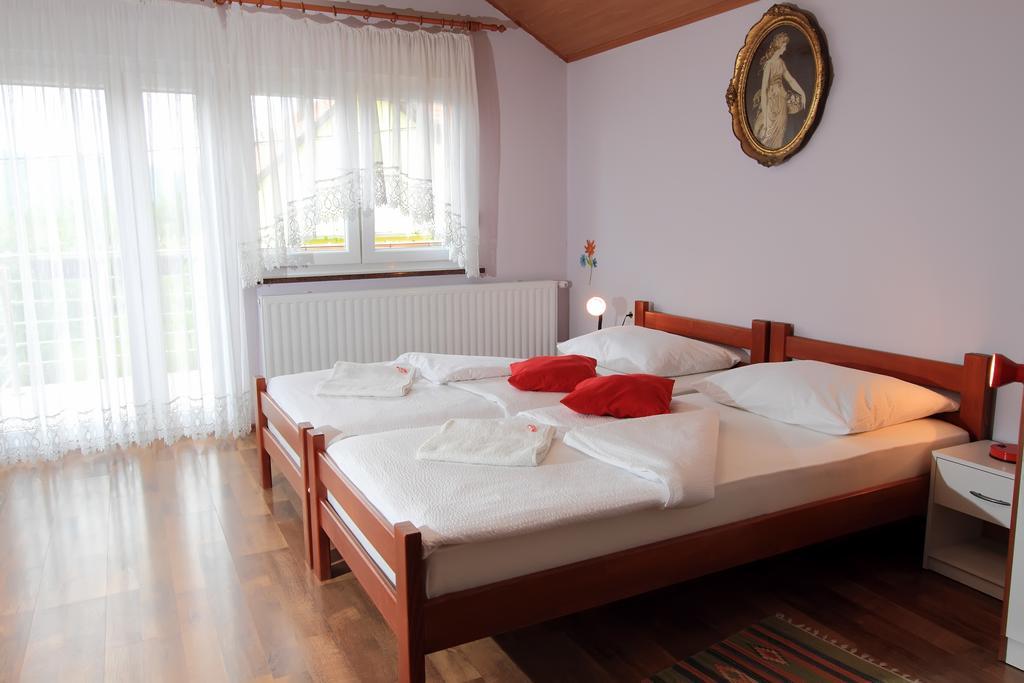 Vila Julija - Apartment & Rooms Otocac Ngoại thất bức ảnh