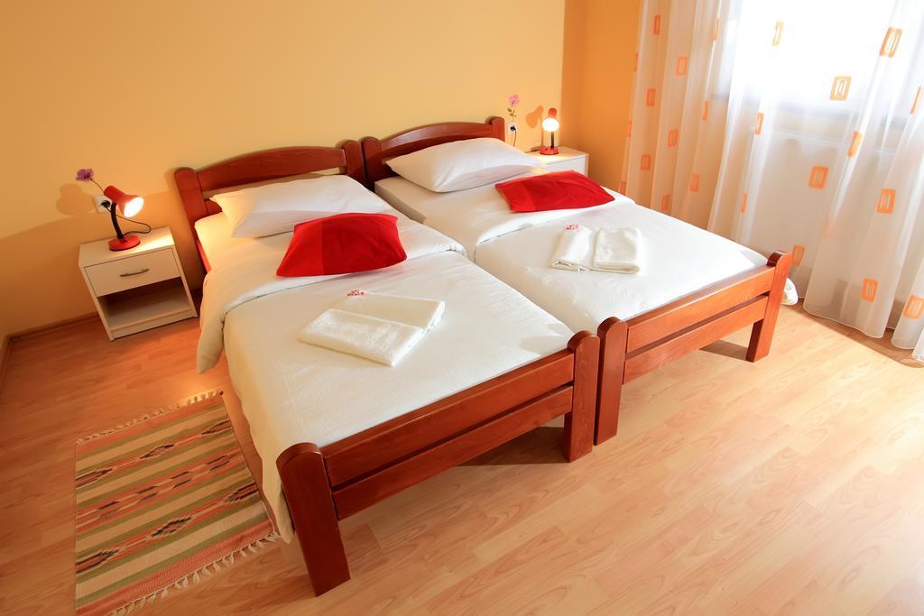 Vila Julija - Apartment & Rooms Otocac Ngoại thất bức ảnh