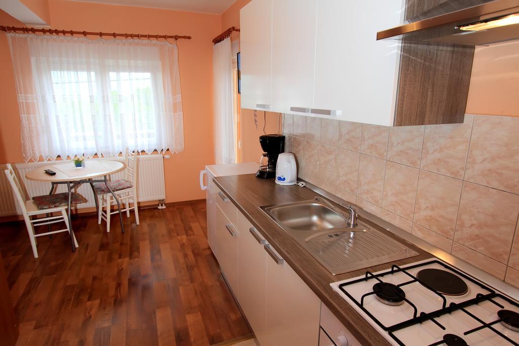 Vila Julija - Apartment & Rooms Otocac Ngoại thất bức ảnh